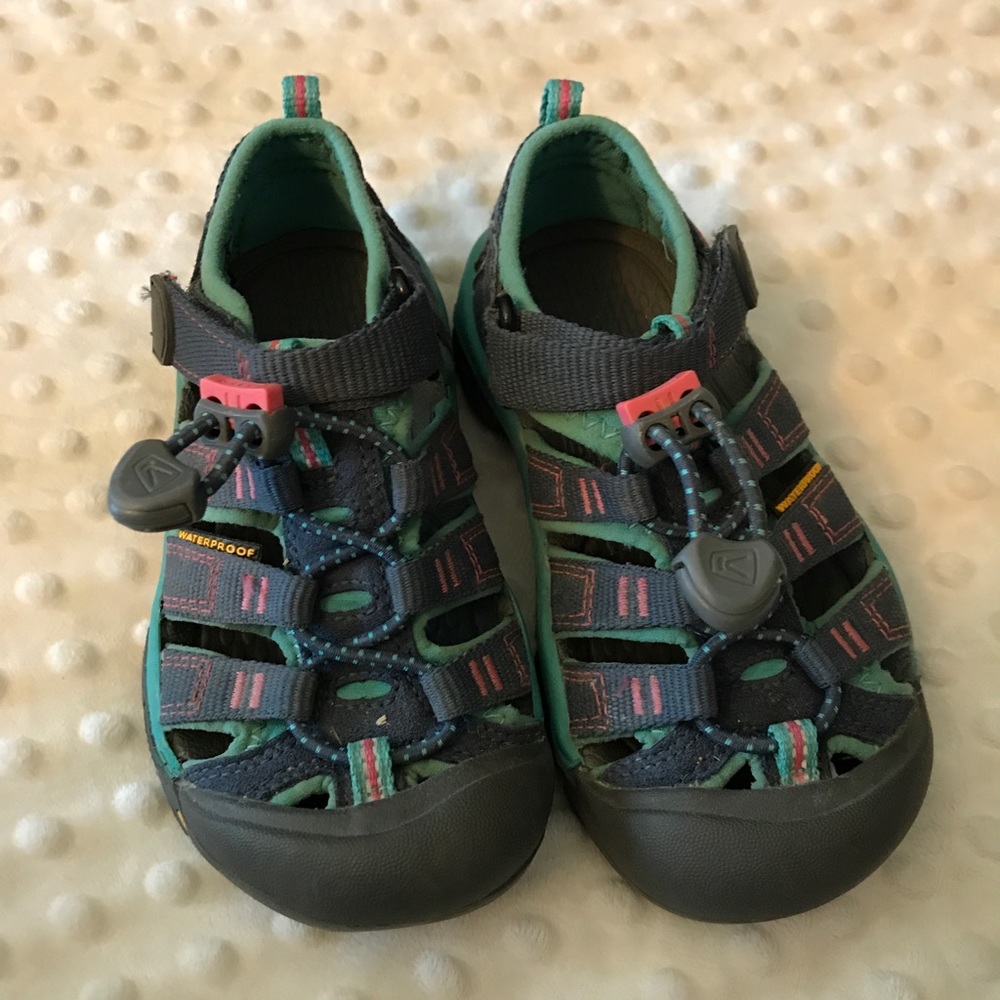 Toddler keens . Size 10 . Great condition !